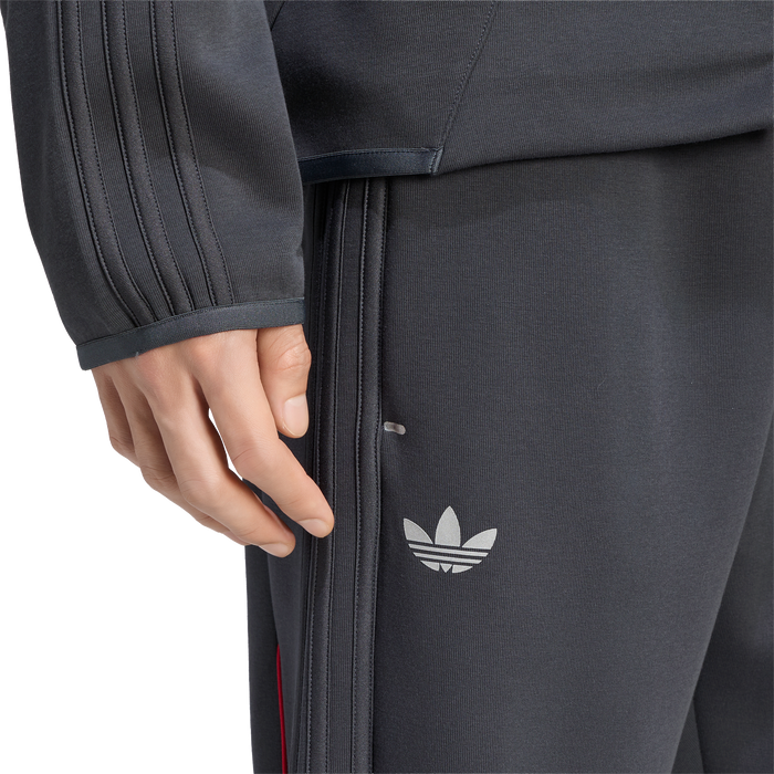 Liverpool FC Spacer Teamgeist 26 Track Pants (KX7711)